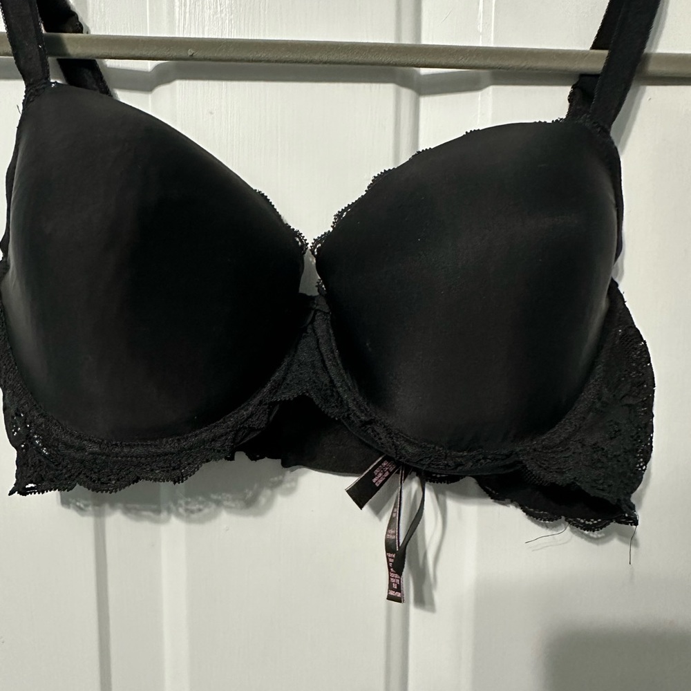 Victoria’s Secret lightly padded bra. 36DD. Black. Never worn